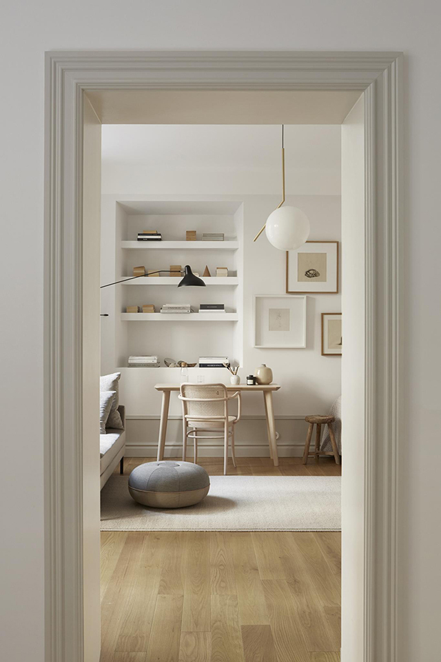 Stijlvolle slaapkamer-woonkamer-werkplek combinatie in een klein Zweeds appartement Stijlvolle slaapkamer-woonkamer-werkplek combinatie in een klein Zweeds appartement