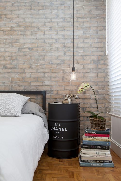 Stoere elementen in de slaapkamer van een advocate Stoere elementen in de slaapkamer van een advocate