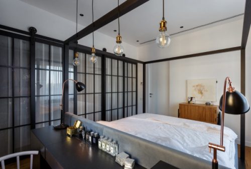 Stoere industriele slaapkamer van kunstenares Anna-Maria Shmorgoner Stoere industriele slaapkamer van kunstenares Anna-Maria Shmorgoner