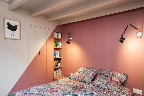 Stoere loft slaapkamer met roze muren