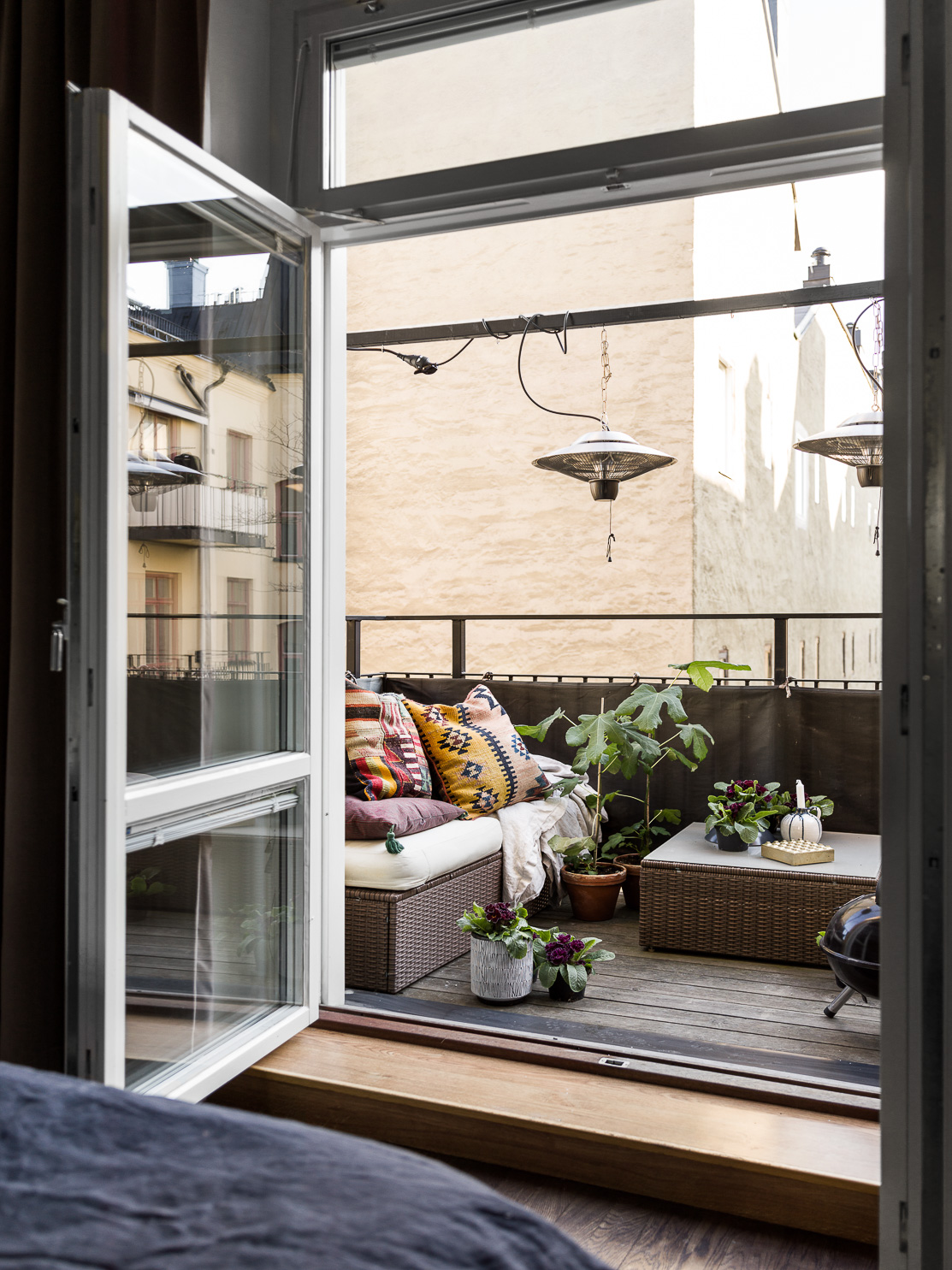 Stoere Scandinavische slaapkamer met grijze muren Stoere Scandinavische slaapkamer met grijze muren