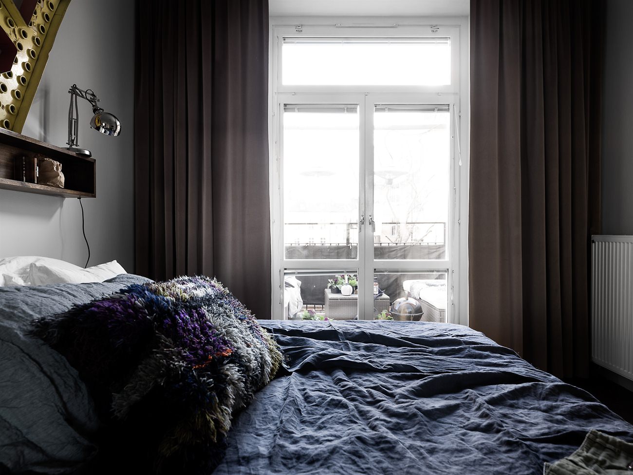 Stoere Scandinavische slaapkamer met grijze muren Stoere Scandinavische slaapkamer met grijze muren