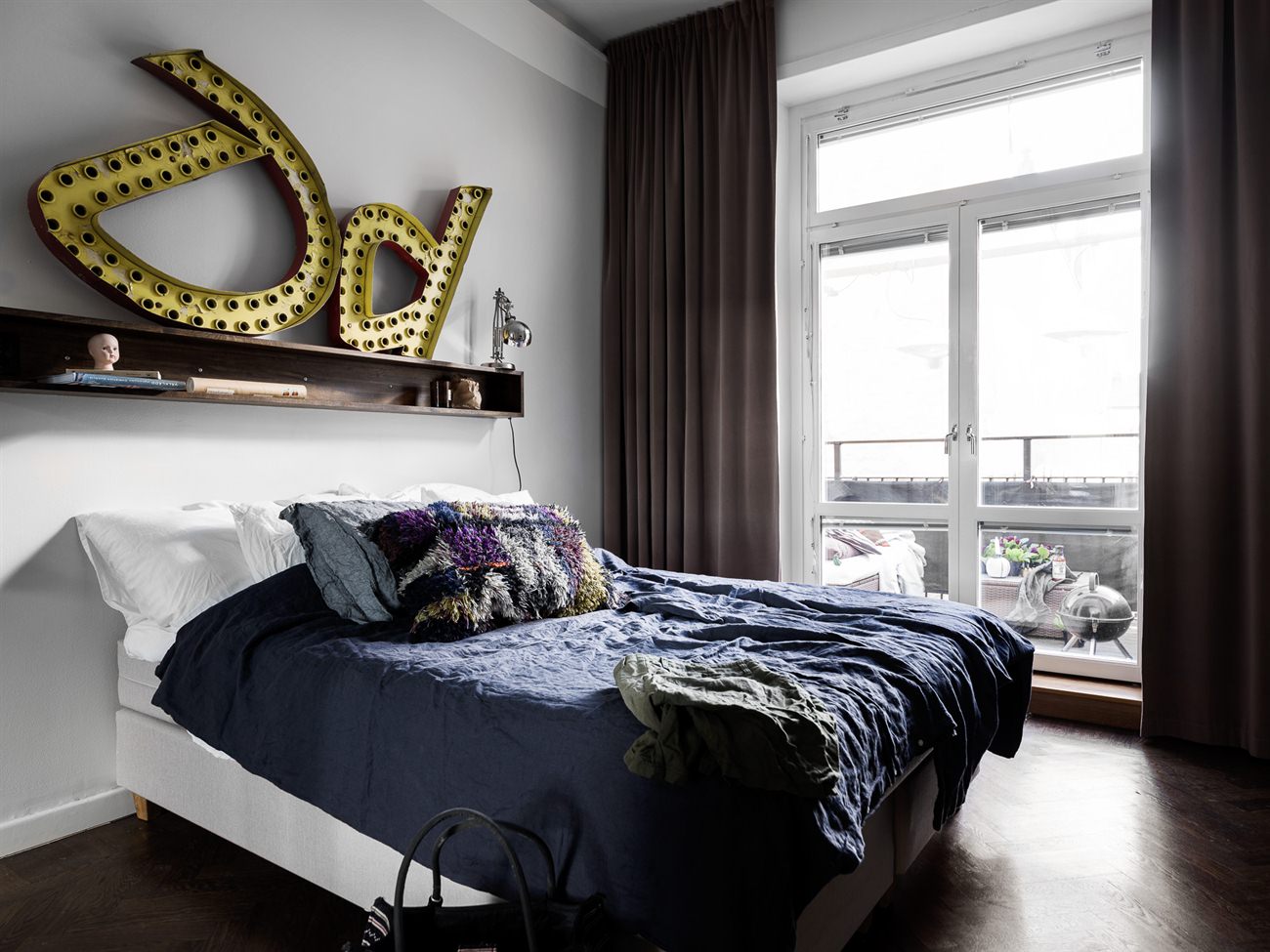 Stoere Scandinavische slaapkamer met grijze muren Stoere Scandinavische slaapkamer met grijze muren