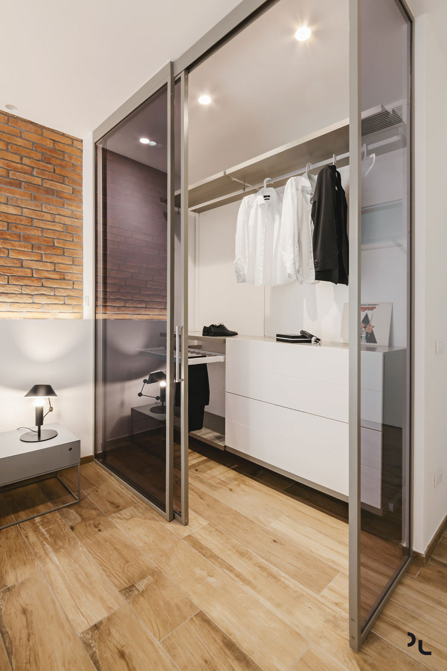 Stoere slaapkamer met een luxe compacte inloopkast Stoere slaapkamer met een luxe compacte inloopkast
