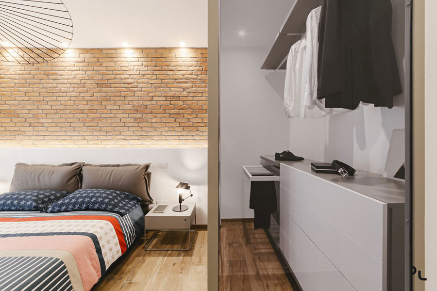 Stoere slaapkamer met een luxe compacte inloopkast Stoere slaapkamer met een luxe compacte inloopkast