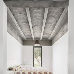 Stoere slaapkamer met gewelfd plafond van beton