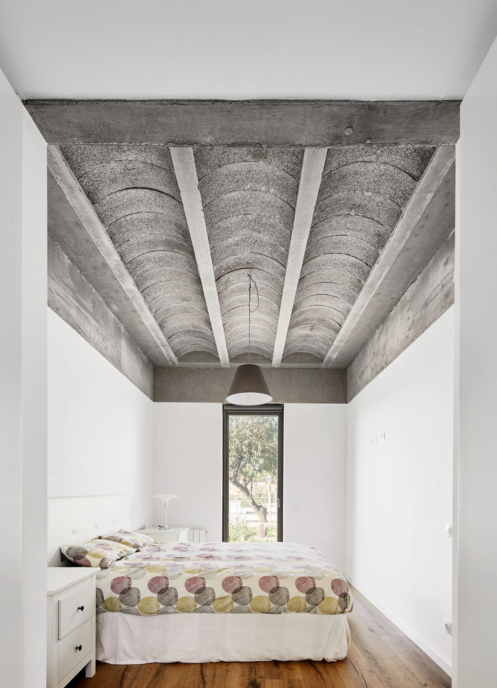 Stoere slaapkamer met gewelfd plafond van beton