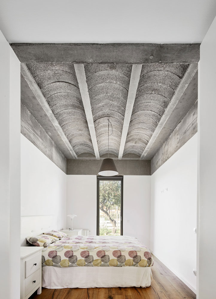 Stoere slaapkamer met gewelfd plafond van beton Stoere slaapkamer met gewelfd plafond van beton