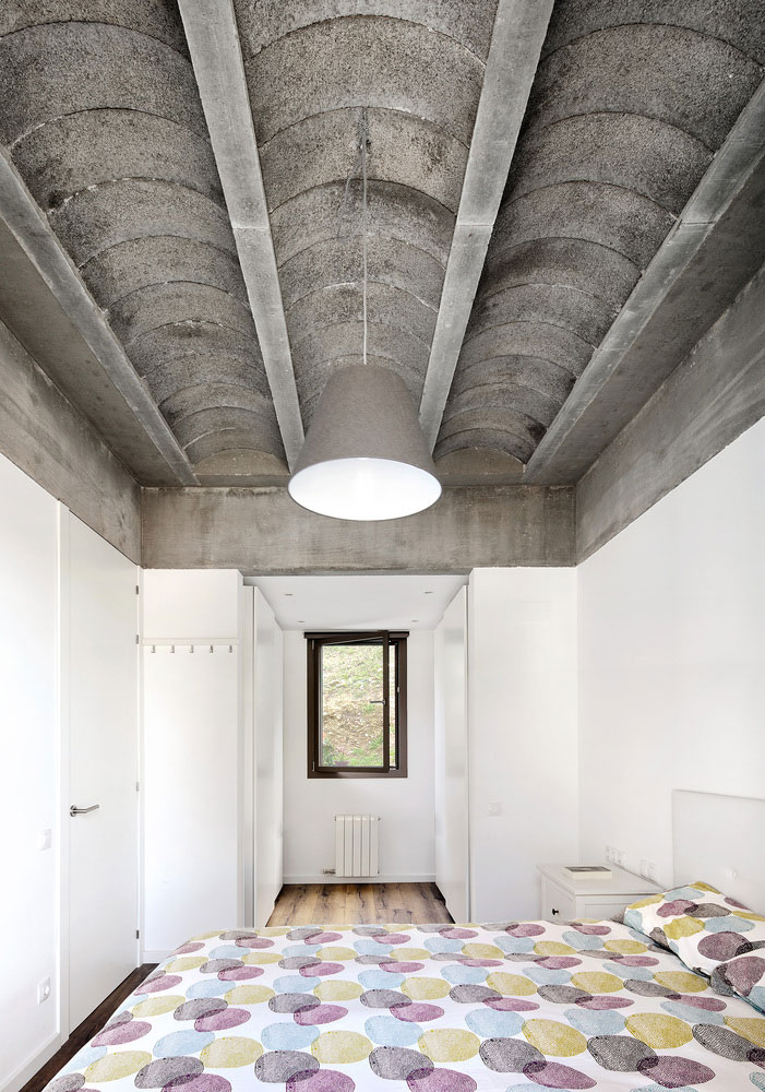 Stoere slaapkamer met gewelfd plafond van beton Stoere slaapkamer met gewelfd plafond van beton