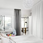 Stoere slaapkamer met open kledingkast en badkamer en suite