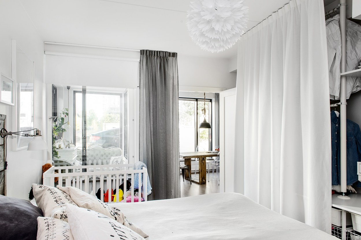 Stoere slaapkamer met open kledingkast en badkamer en suite Stoere slaapkamer met open kledingkast en badkamer en suite