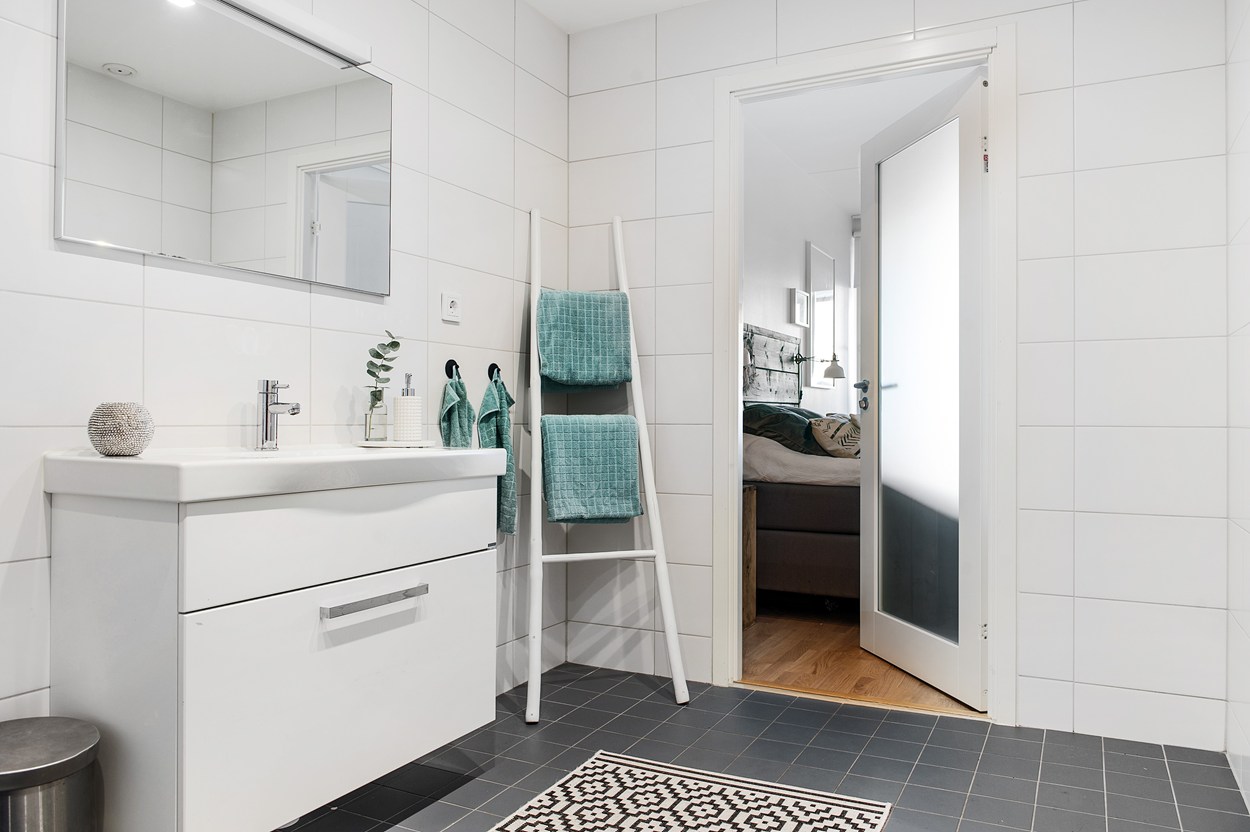 Stoere slaapkamer met open kledingkast en badkamer en suite Stoere slaapkamer met open kledingkast en badkamer en suite