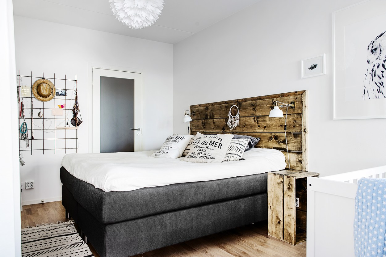 Stoere slaapkamer met open kledingkast en badkamer en suite Stoere slaapkamer met open kledingkast en badkamer en suite