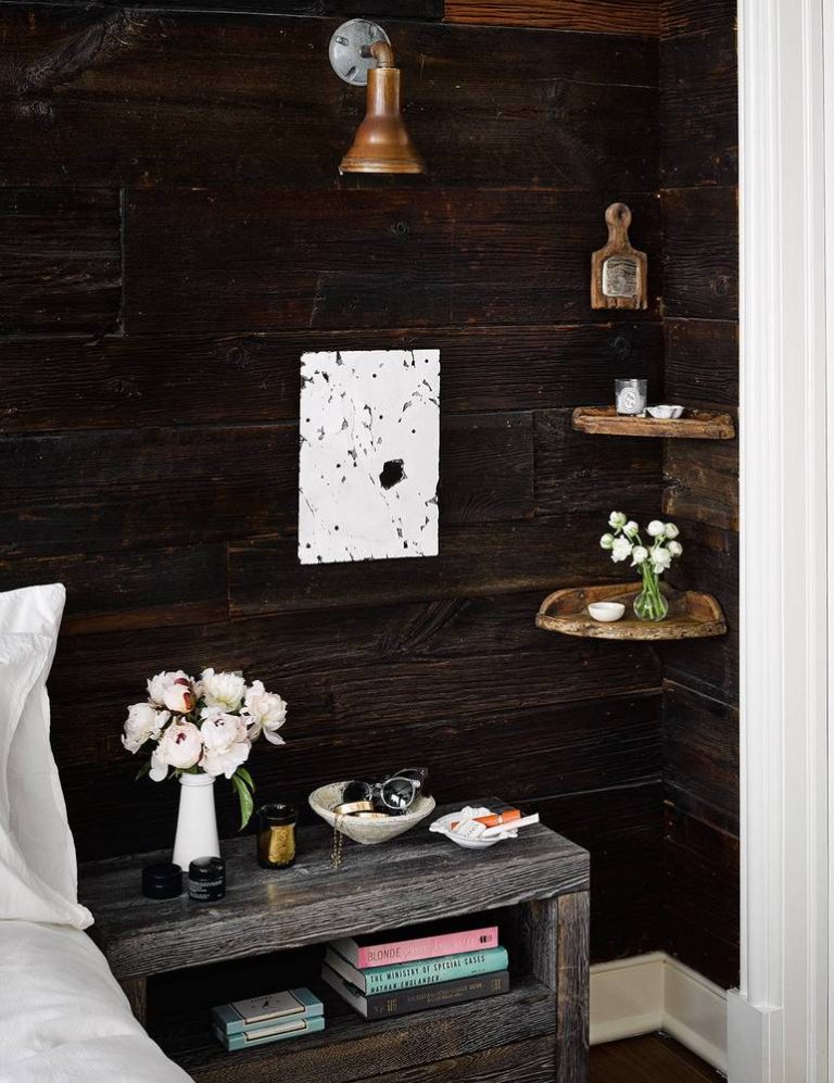 Stoere slaapkamer met rustieke houten wandbekleding