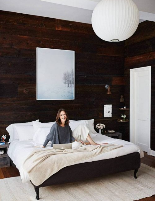 Stoere slaapkamer met rustieke houten wandbekleding