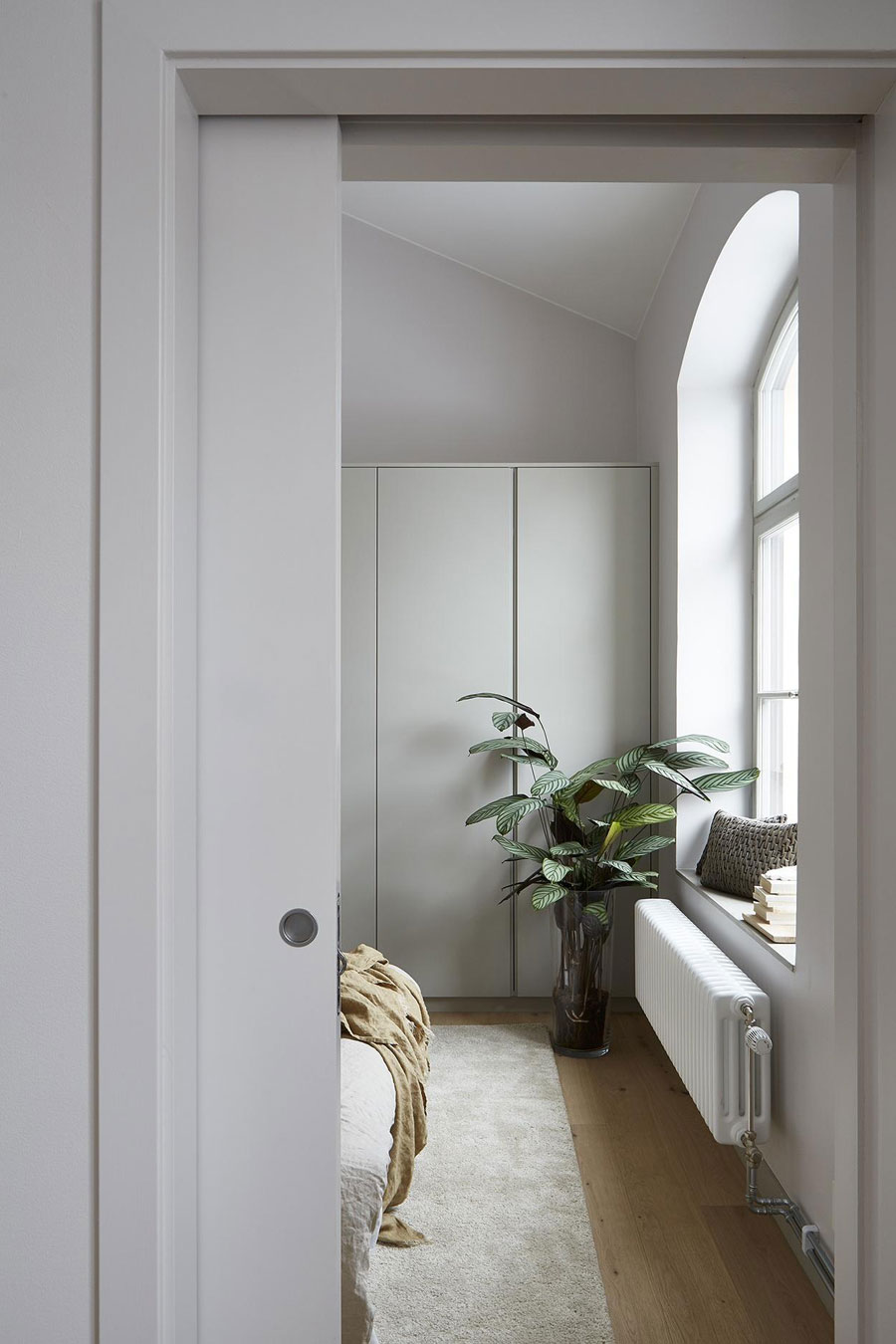 Strak afgewerkte slaapkamer met inbouwkast over de gehele breedte Strak afgewerkte slaapkamer met inbouwkast over de gehele breedte