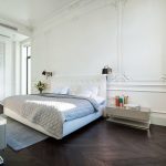 Strakke moderne meubels in een klassieke slaapkamer