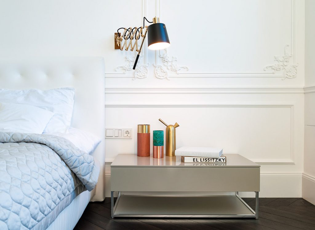 Strakke moderne meubels in een klassieke slaapkamer Strakke moderne meubels in een klassieke slaapkamer
