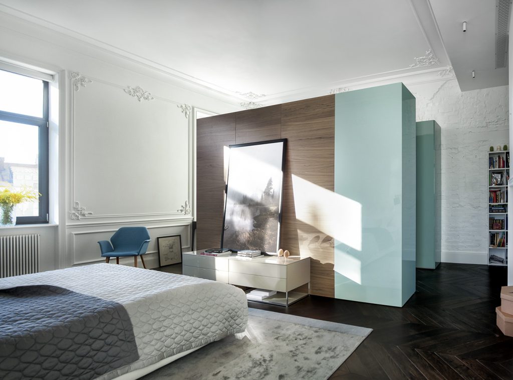 Strakke moderne meubels in een klassieke slaapkamer Strakke moderne meubels in een klassieke slaapkamer