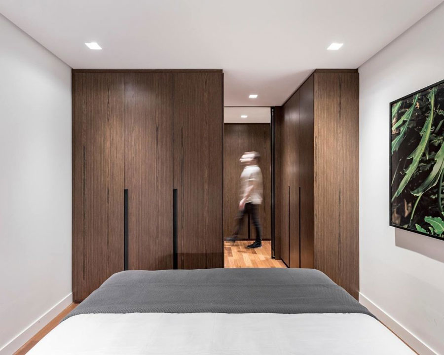 Strakke slaapkamer met een mooie doorloopkast Strakke slaapkamer met een mooie doorloopkast