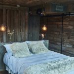 Ultieme rustieke slaapkamer met uitzicht op de natuur