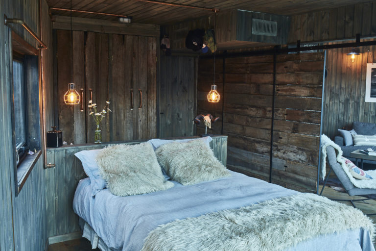 Ultieme rustieke slaapkamer met uitzicht op de natuur