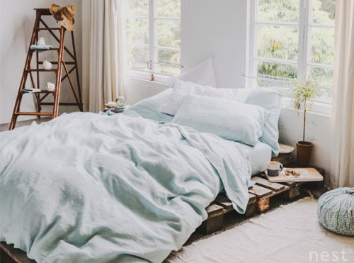 Unieke slaapkamer met mooie ramen met vakken Unieke slaapkamer met mooie ramen met vakken