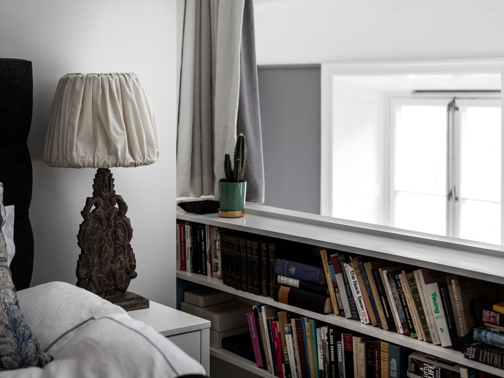 Vide slaapkamer in een Scandinavisch appartement