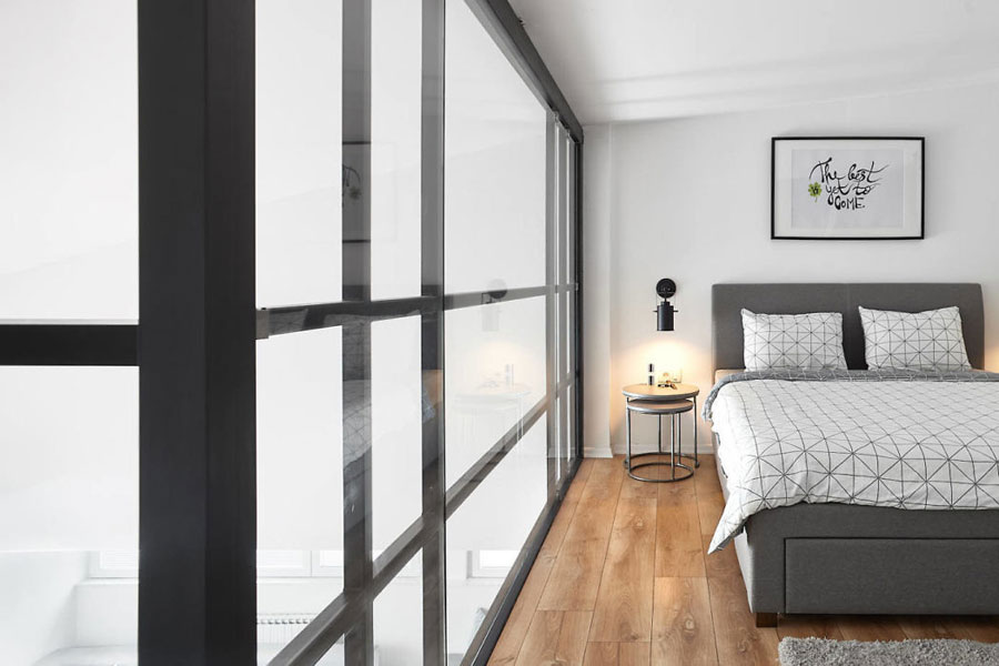Vide slaapkamer van een modern loft appartement uit Macedonië