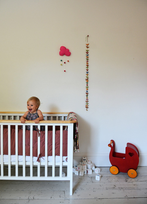 Vrolijke gedeelde kinderkamer van Marlow en Ivy Vrolijke gedeelde kinderkamer van Marlow en Ivy