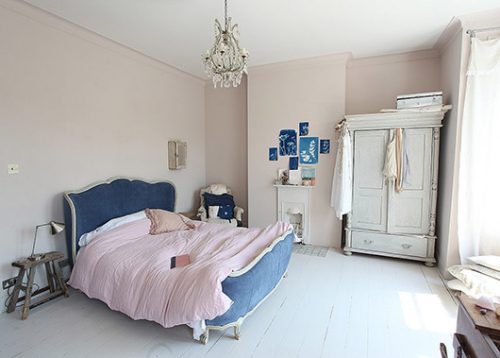Vrouwelijke slaapkamer van een klassiek landelijke victoriaanse woning