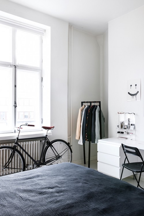 Witte Finse slaapkamer met zwarte accenten Witte Finse slaapkamer met zwarte accenten