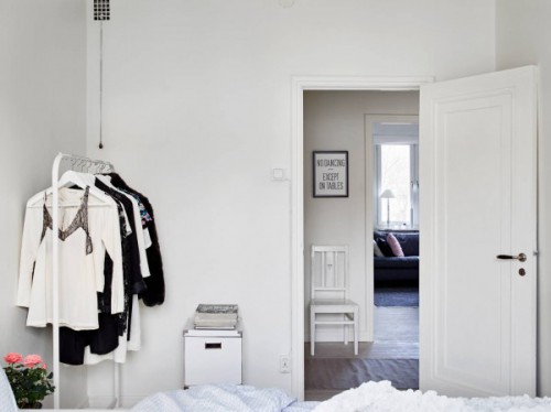 Witte inrichting in een Scandinavische slaapkamer Witte inrichting in een Scandinavische slaapkamer