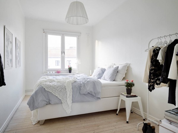 Witte inrichting in een Scandinavische slaapkamer