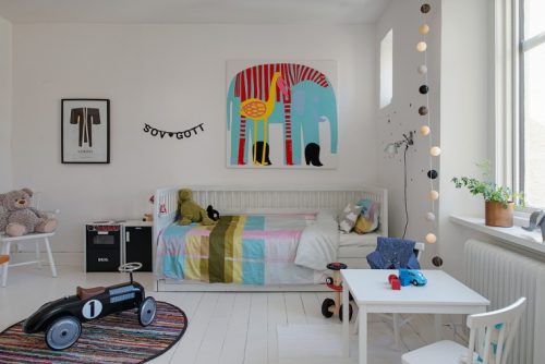 Witte kinderkamer met kleurrijke details Witte kinderkamer met kleurrijke details