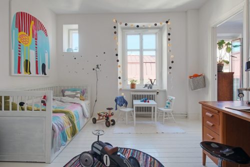 Witte kinderkamer met kleurrijke details Witte kinderkamer met kleurrijke details