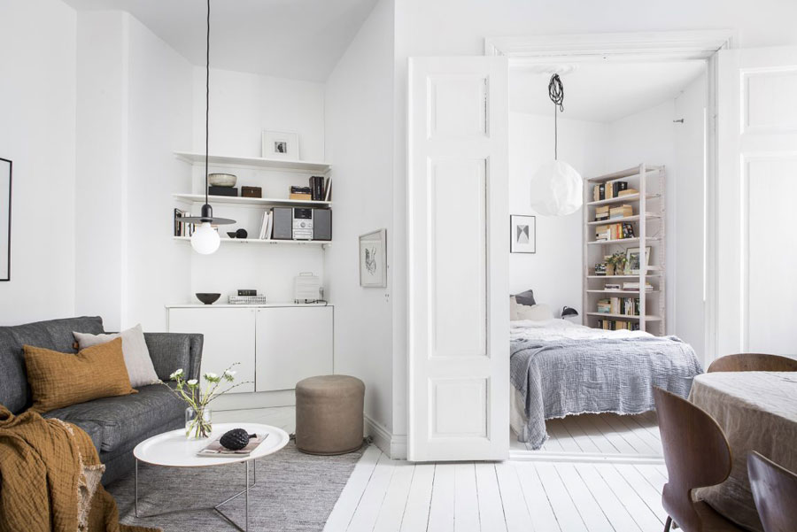 Witte lichte slaapkamer van een klein appartement van 42m2