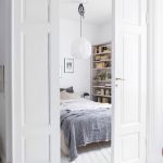 Witte lichte slaapkamer van een klein appartement van 42m2