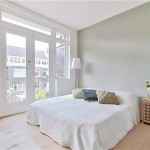 Witte openslaande deuren naar balkon