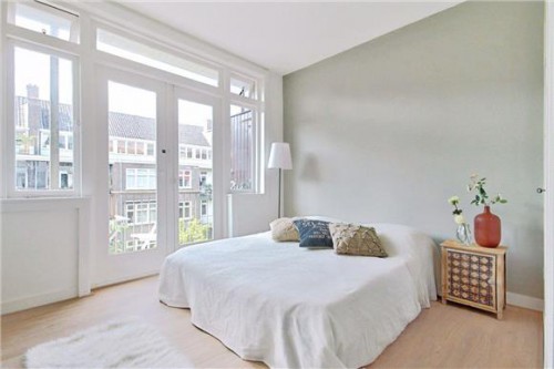 Witte openslaande deuren naar balkon Witte openslaande deuren naar balkon