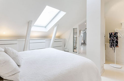 Witte penthouse slaapkamer