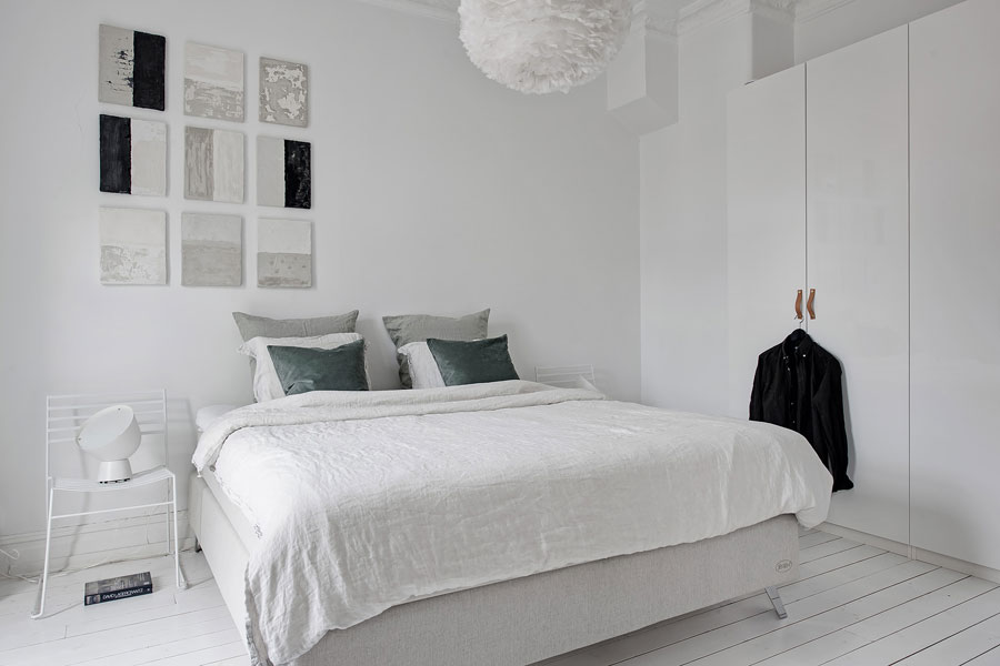 Witte ruime slaapkamer in klein appartement van 58m2