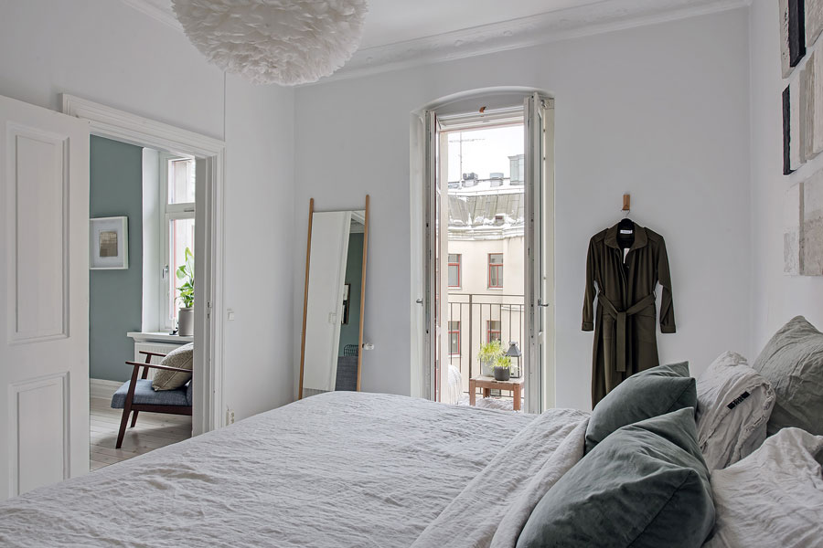 Witte ruime slaapkamer in klein appartement van 58m2