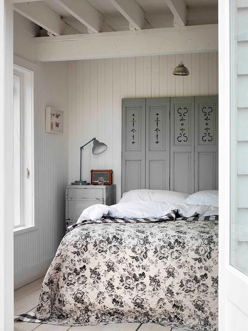 Witte slaapkamer met blauwe accenten