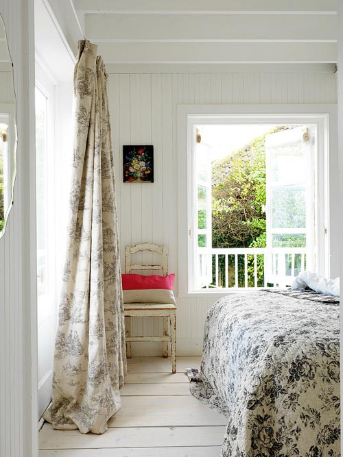 Witte slaapkamer met blauwe accenten Witte slaapkamer met blauwe accenten