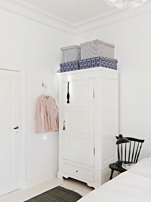 Witte slaapkamer met blauwe kleurtinten Witte slaapkamer met blauwe kleurtinten