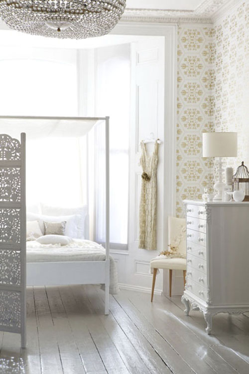 Witte slaapkamer met gouden details