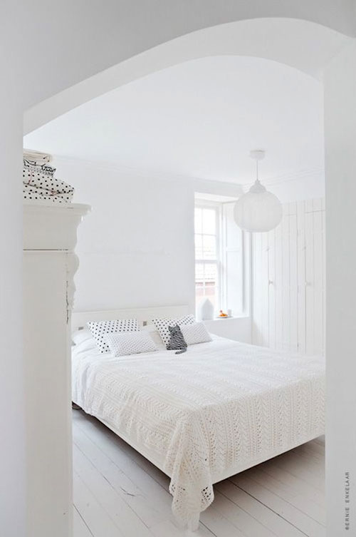 Witte slaapkamer van interieurstyliste Kim van Rossenberg Witte slaapkamer van interieurstyliste Kim van Rossenberg
