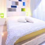 Witte slaapkamer met kleurrijke vakjeskast
