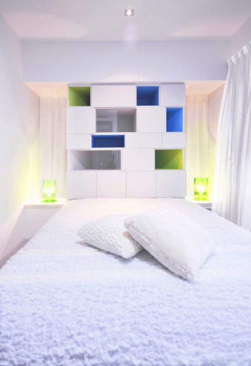 Witte slaapkamer met kleurrijke vakjeskast